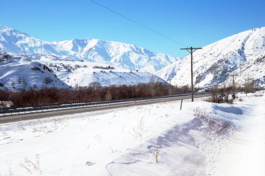 Tren penceresinden karlı manzara