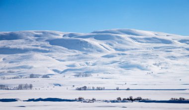 Tren penceresinden karlı manzara