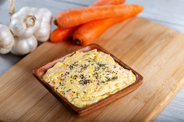 Yoğurt ve sarımsaklı havuç salatası.