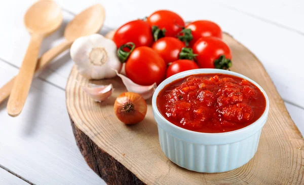 Molho Tomate Com Alho Manjericão Especiarias Uma Tigela Branca Sobre — Fotografia de Stock