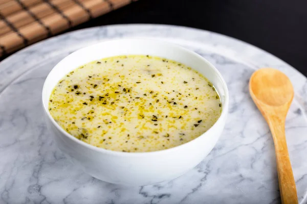 Ahşap zemin üzerinde geleneksel yayla çorbası (yoğurt çorbası)