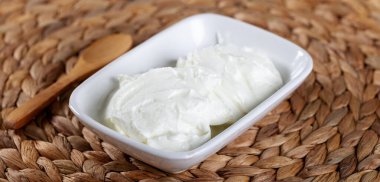 Bir kase taze yoğurt.