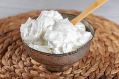 Bir kase taze yoğurt.