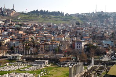 Basmane, İzmir / Türkiye - 02 / 27 / 2019: İzmir Agora Antik Kent, İzmir, Türkiye. Arka planda Basmane bölgesi.
