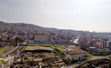 Basmane, İzmir / Türkiye - 02 / 27 / 2019: İzmir Agora Antik Kent, İzmir, Türkiye. Arka planda Basmane bölgesi.