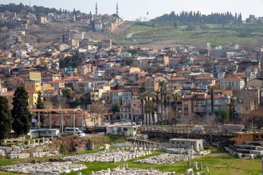 Basmane, İzmir / Türkiye - 02 / 27 / 2019: İzmir Agora Antik Kent, İzmir, Türkiye. Arka planda Basmane bölgesi.