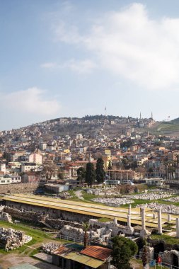 Basmane, İzmir / Türkiye - 02 / 27 / 2019: İzmir Agora Antik Kent, İzmir, Türkiye. Arka planda Basmane bölgesi.