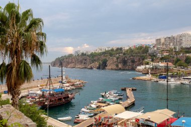 Antalya / Türkiye - 08 / 30 / 2017: Eski kent, liman ve gemilerin manzarası. 