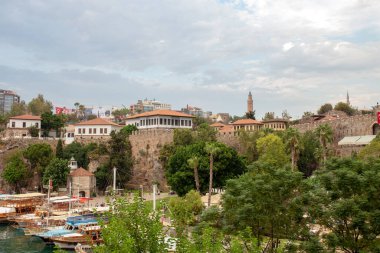 Antalya / Türkiye - 08 / 30 / 2017: Eski kent, liman ve gemilerin manzarası. 