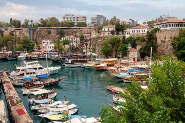 Antalya / Türkiye - 08 / 30 / 2017: Eski kent, liman ve gemilerin manzarası. 