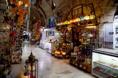 Kemeralti, Konak, İzmir / Türkiye - 02 / 07 / 2019: Kizlaragasi Han Çarşısı İzmir 'deki eski tarihi alışveriş merkezi. İnsanlar handaki dükkanlardan alışveriş yapıyor ya da Han 'daki kafelerde Türk kahvesi içiyor..