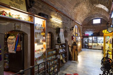 Kemeralti, Konak, İzmir / Türkiye - 02 / 07 / 2019: Kizlaragasi Han Çarşısı İzmir 'deki eski tarihi alışveriş merkezi. İnsanlar handaki dükkanlardan alışveriş yapıyor ya da Han 'daki kafelerde Türk kahvesi içiyor..