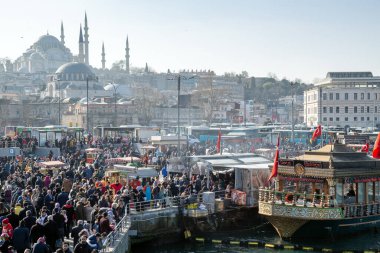İstanbul / Türkiye - 02 / 17 / 2019: Eminonu Rıhtımı 'ndaki Altın Boynuz Koyu' nun ağzındaki balıkçı sandalı tekneleri. Eminonu Meydanı 'nın dışında kalabalık, İstanbul, Türkiye.