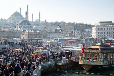 İstanbul / Türkiye - 02 / 17 / 2019: Eminonu Rıhtımı 'ndaki Altın Boynuz Koyu' nun ağzındaki balıkçı sandalı tekneleri. Eminonu Meydanı 'nın dışında kalabalık, İstanbul, Türkiye.