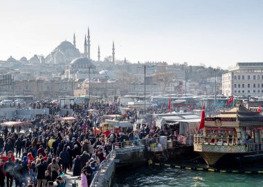 İstanbul / Türkiye - 02 / 17 / 2019: Eminonu Rıhtımı 'ndaki Altın Boynuz Koyu' nun ağzındaki balıkçı sandalı tekneleri. Eminonu Meydanı 'nın dışında kalabalık, İstanbul, Türkiye.