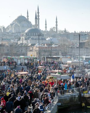 İstanbul / Türkiye - 02 / 17 / 2019: Eminonu Rıhtımı 'ndaki Altın Boynuz Koyu' nun ağzındaki balıkçı sandalı tekneleri. Eminonu Meydanı 'nın dışında kalabalık, İstanbul, Türkiye.