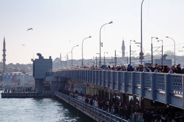 Galata, İstanbul / Türkiye - 02 / 17 / 2019: İstanbul, Türkiye 'nin alt güvertesinde restoranları bulunan kalabalık Galata köprüsünde balıkçılar.