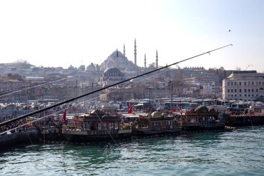 İstanbul / Türkiye - 02 / 17 / 2019: Eminonu Rıhtımı 'ndaki Altın Boynuz Koyu' nun ağzındaki balıkçı sandalı tekneleri. Eminonu Meydanı 'nın dışında kalabalık, İstanbul, Türkiye.