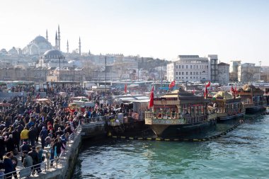 İstanbul / Türkiye - 02 / 17 / 2019: Eminonu Rıhtımı 'ndaki Altın Boynuz Koyu' nun ağzındaki balıkçı sandalı tekneleri. Eminonu Meydanı 'nın dışında kalabalık, İstanbul, Türkiye.