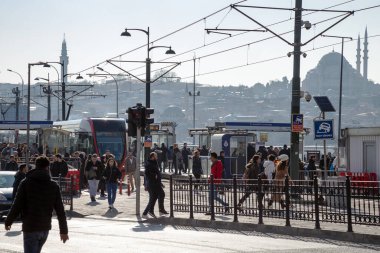 Karakoy, İstanbul / Türkiye - 02 / 17 / 2019: Galata Köprüsü ve Karaky 'deki günlük yaşam ve trafiğe bir bakış. İstanbul, Türkiye.