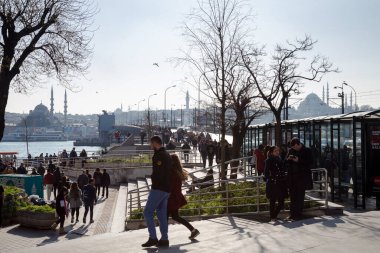 Karakoy, İstanbul / Türkiye - 02 / 17 / 2019: Galata Köprüsü ve Karaky 'deki günlük yaşam ve trafiğe bir bakış. İstanbul, Türkiye.