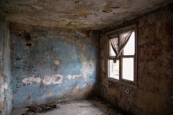 Yıkılmış ve terk edilmiş bir bina. 