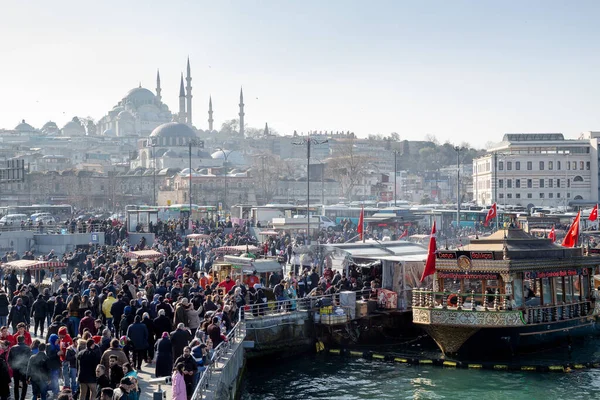 İstanbul / Türkiye - 02 / 17 / 2019: Eminonu Rıhtımı 'ndaki Altın Boynuz Koyu' nun ağzındaki balıkçı sandalı tekneleri. Eminonu Meydanı 'nın dışında kalabalık, İstanbul, Türkiye.