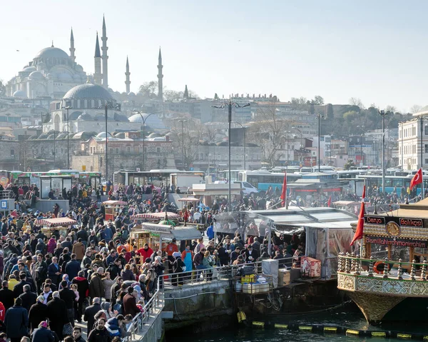 İstanbul / Türkiye - 02 / 17 / 2019: Eminonu Rıhtımı 'ndaki Altın Boynuz Koyu' nun ağzındaki balıkçı sandalı tekneleri. Eminonu Meydanı 'nın dışında kalabalık, İstanbul, Türkiye.