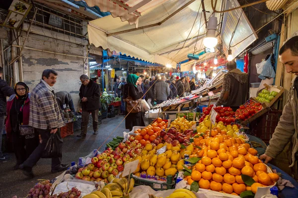 İzmir / Türkiye - 02 / 07 / 2019: İnsanlar tarihi Havra Caddesi, İzmir, Türkiye 'de alışveriş yapıp ziyaret ediyorlar.