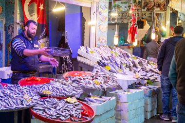 İzmir / Türkiye - 02 / 07 / 2019: İnsanlar tarihi Havra Caddesi, İzmir, Türkiye 'de alışveriş yapıp ziyaret ediyorlar.