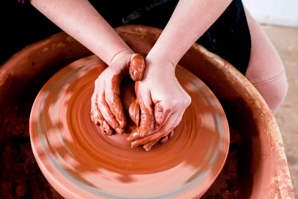 Potier Professionnel Faisant Bol Dans Atelier Poterie — Photo