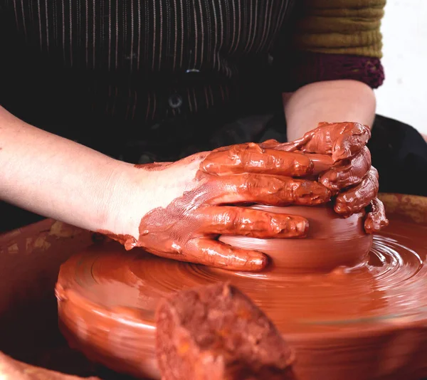 陶器のワーク ショップでボウルを作るプロの陶工 — ストック写真