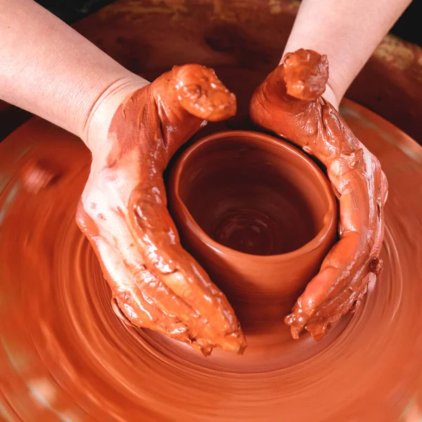 陶器のワーク ショップでボウルを作るプロの陶工 — ストック写真