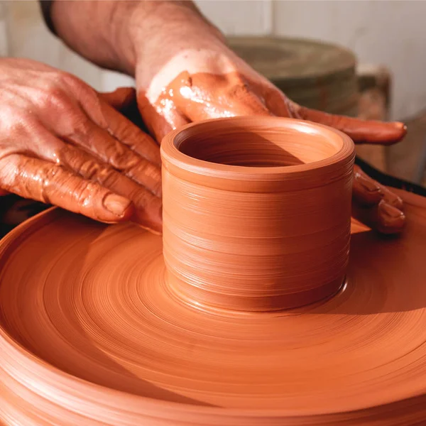 制陶车间 工作室的专业陶工制作碗 — 图库照片
