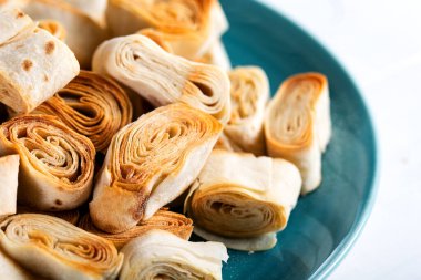 Artvin 'den Silor / Rolled and Fried phyllo adlı Türk yemeği. Mavi tabakta silor.