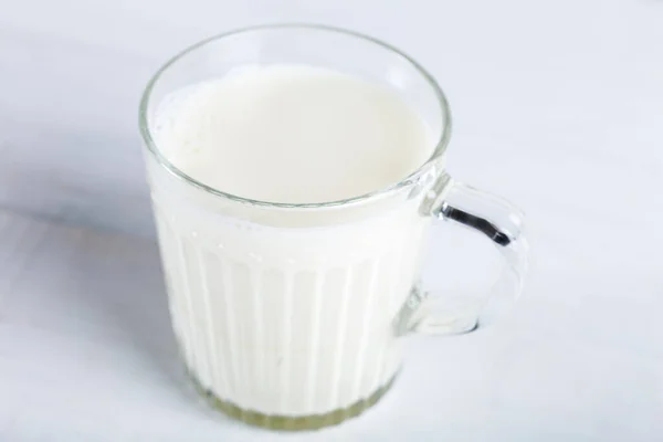 木制背景的牛奶杯 — 图库照片