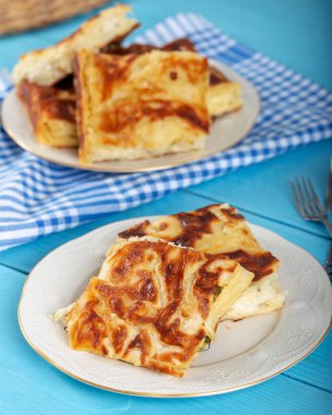 Su Boregi / Türk Patty ahşap arka planda.