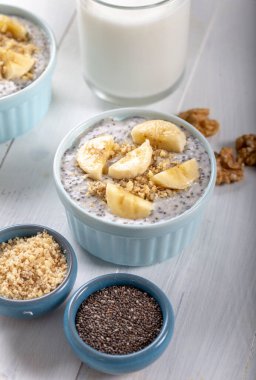 Süt, muz ve cevizli Chia pudingi.