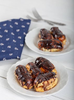 Beyaz arkaplanda Ekler Pasta / Çikolatalı Donut.