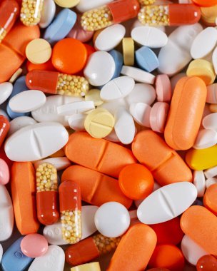 tabletler ve haplar, renkli arka plan