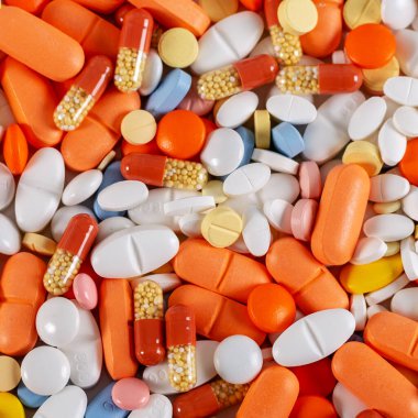 tabletler ve haplar, renkli arka plan