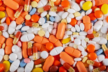 tabletler ve haplar, renkli arka plan