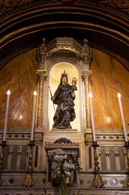  Saint Polycarpe Kilisesi 'nin iç görünümü ve ayrıntıları, İzmir, Türkiye.