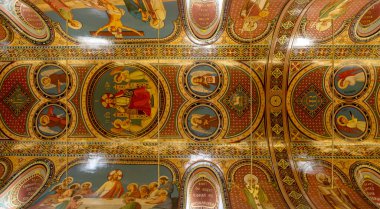 İzmir, Türkiye - 02 / 04 / 2019: Saint Polycarpe Kilisesi 'nin iç görünümü ve ayrıntıları, İzmir, Türkiye.