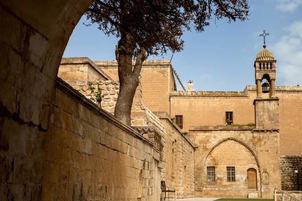  Mardin 'deki Mor Behnam (Kirklar) kilisesi.