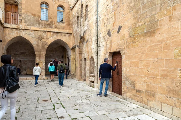 トルコのMardinにあるMor Behnam Kirklar 地元の観光客や外国人観光客が教会を訪れる — ストック写真