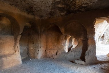 Türkiye 'nin Mardin ilinin Dara kentindeki mağaralar.