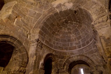 Türkiye 'nin Mardin kentindeki Deyrulzafaran Manastırı. Deyrulzafaran Manastırı 'nın iç manzarası.
