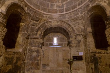 Türkiye 'nin Mardin kentindeki Deyrulzafaran Manastırı. Deyrulzafaran Manastırı 'nın iç manzarası.