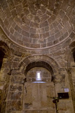 Türkiye 'nin Mardin kentindeki Deyrulzafaran Manastırı. Deyrulzafaran Manastırı 'nın iç manzarası.